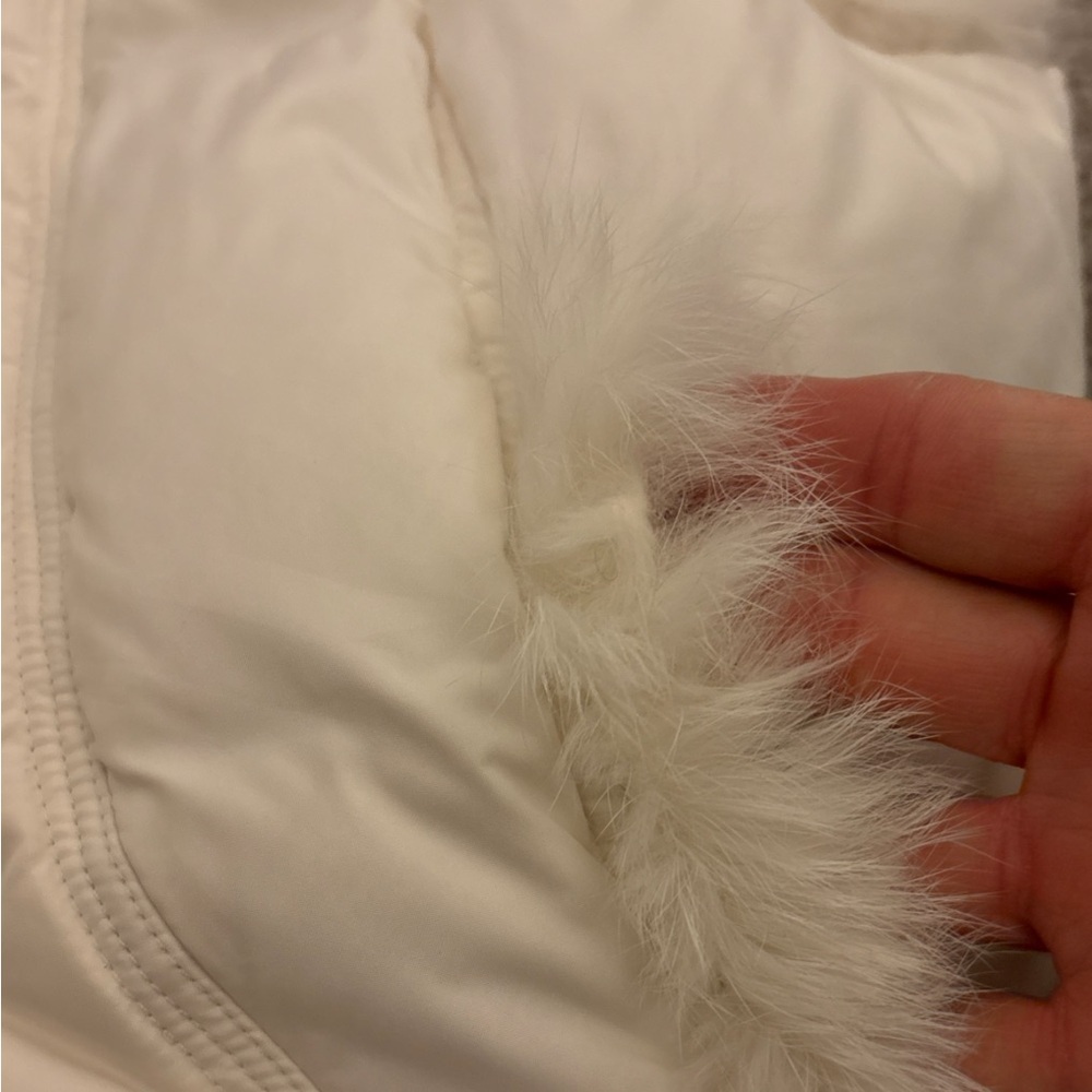 Guess Jeans Outerwear Puffer Vest w/ Fur Trim Size Medium Down Fill Off White - Picture 7 of 8